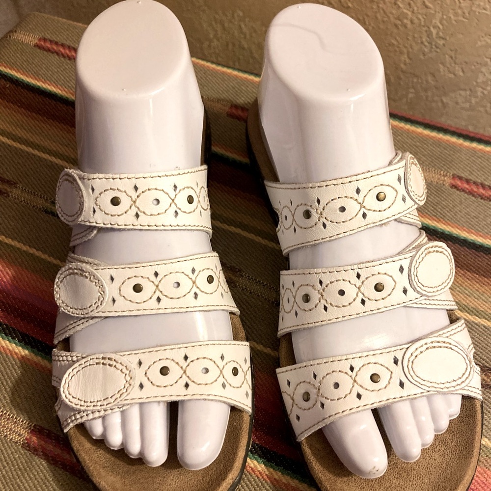 Clark’s Collection 7  Leisa Cacti white Triple Strap Sandal